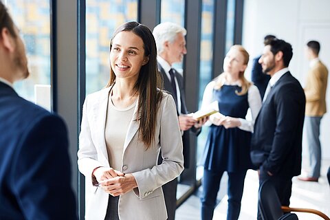 Public Relations und Pressearbeit: Sie sind unverzichtbare Bausteine eines erfolgreichen Kommunikationsmix von Unternehmen oder Organisationen. Denn sie tragen zu einer höheren Bekanntheit, einer günstigen Wahrnehmung, einem vorteilhaften Image und einer guten Unternehmensreputation bei. Und sie unterstützen die Glaubwürdigkeit des Absenders, indem sie Ziele und Absichten deutlich machen und erläutern. Die PR hat viele Dimensionen. Dabei Online-PR heute von zentraler Bedeutung. Wie Sie Ihre PR-Arbeit strategisch ausrichten und langfristig erfolgreich gestalten? Sprechen Sie uns an.